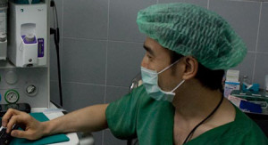 Dr.Weera-OR-at-Chettawut-Plastic-Surgery-Center